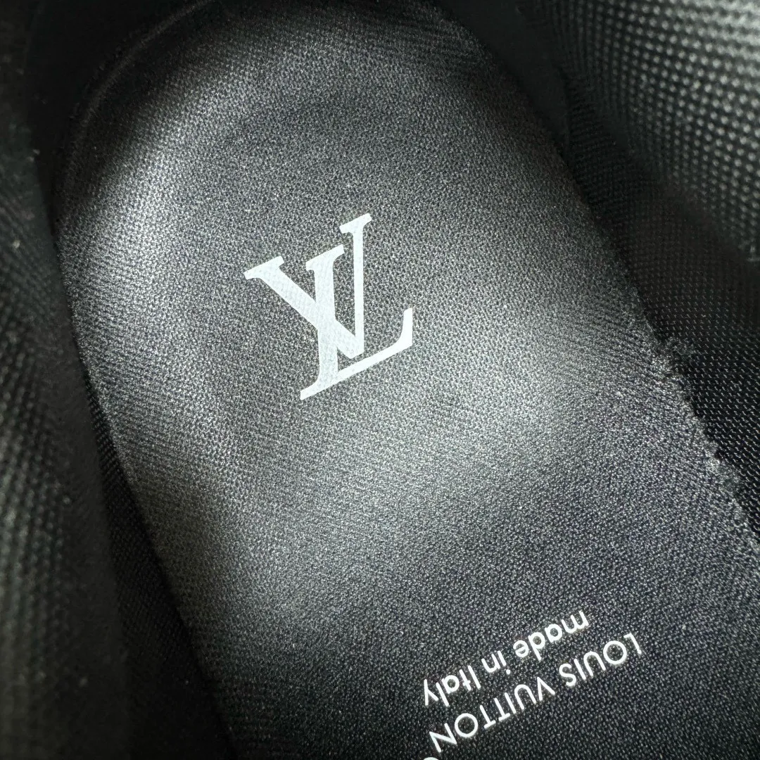 Men's shoes: 480💰LV Classic men's sports shoes are shipped. Lightweight thick-soled chubby bread shoes, super versatile and multiple styles are coming! This sneaker is made of smooth cowhide punching and grained cowhide stitching to create an elegant design. Grained cowhide is stitched with technical mesh, and smooth cowhide and grained cowhide are combined in multiple styles. The color is classic and versatile, and it can be easily integrated into various styles. The eye-catching LV letters are marked on the side of the shoe, the tongue is decorated with LV embroidered letter web logo, the brand logo is screen-printed on the heel, and the lightweight rubber outsole is embellished with Vuitton's personalized logo. The fabric-lined foot pads make your feet fashionable, handsome and versatile! Comes with full original packaging! Size: 38-44, customized 45